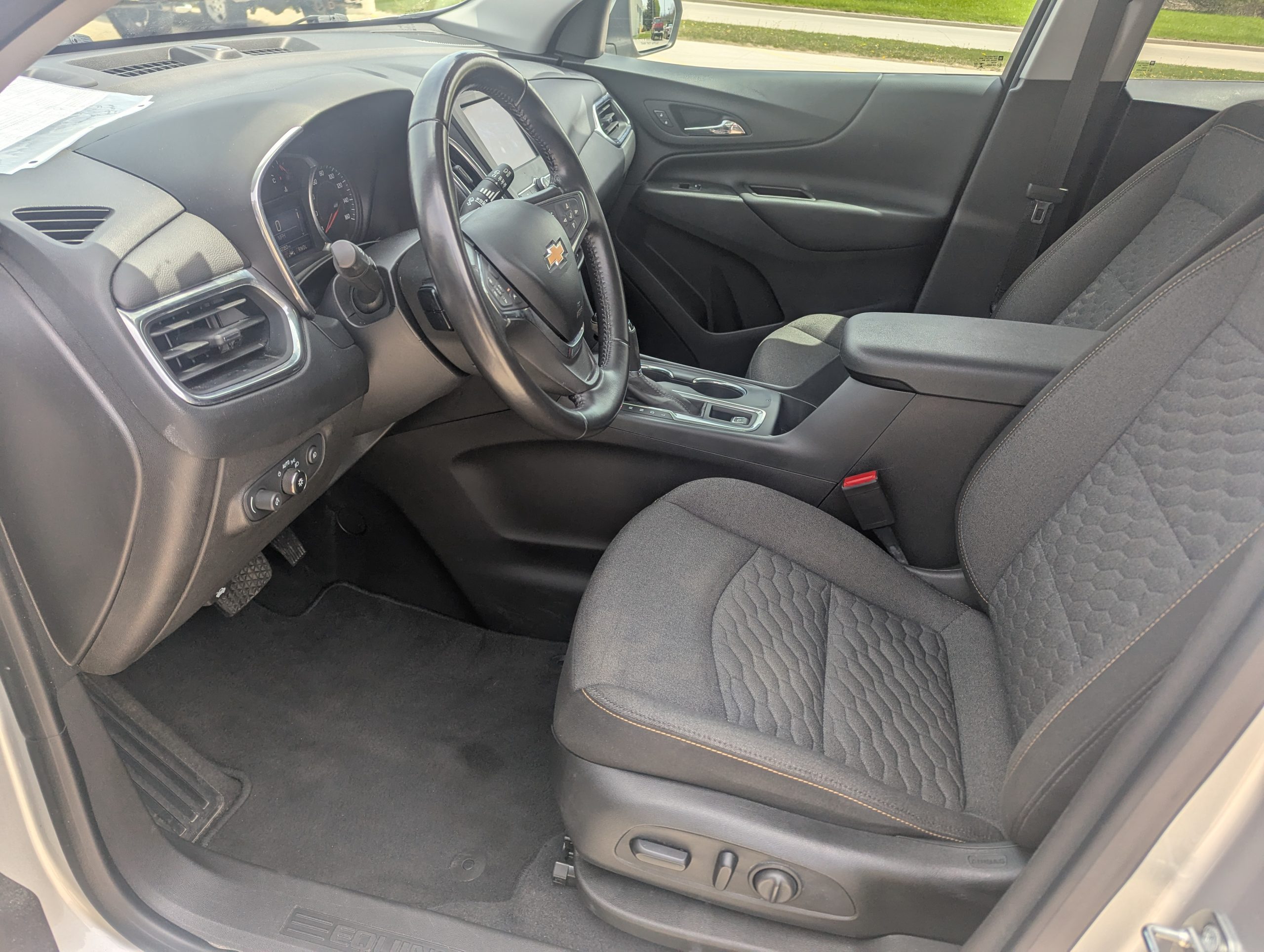 2021 Chevrolet Equinox LT photo 3